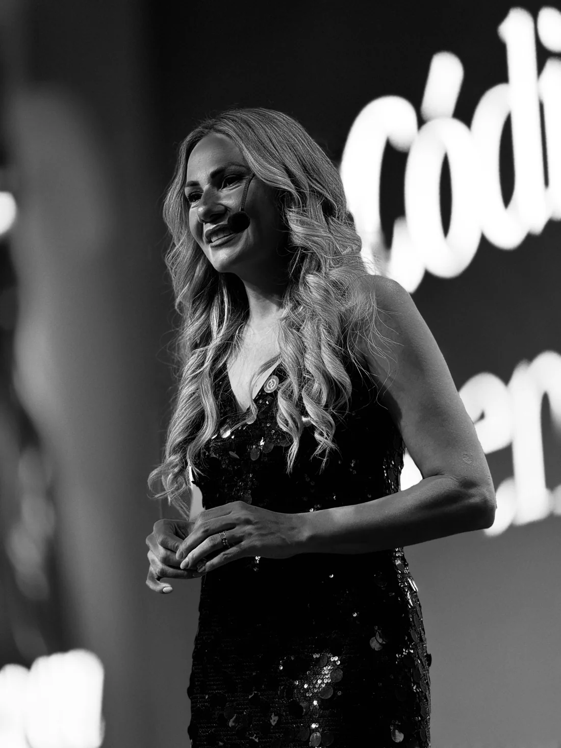Fabíola Luz com microfone em um evento anterior